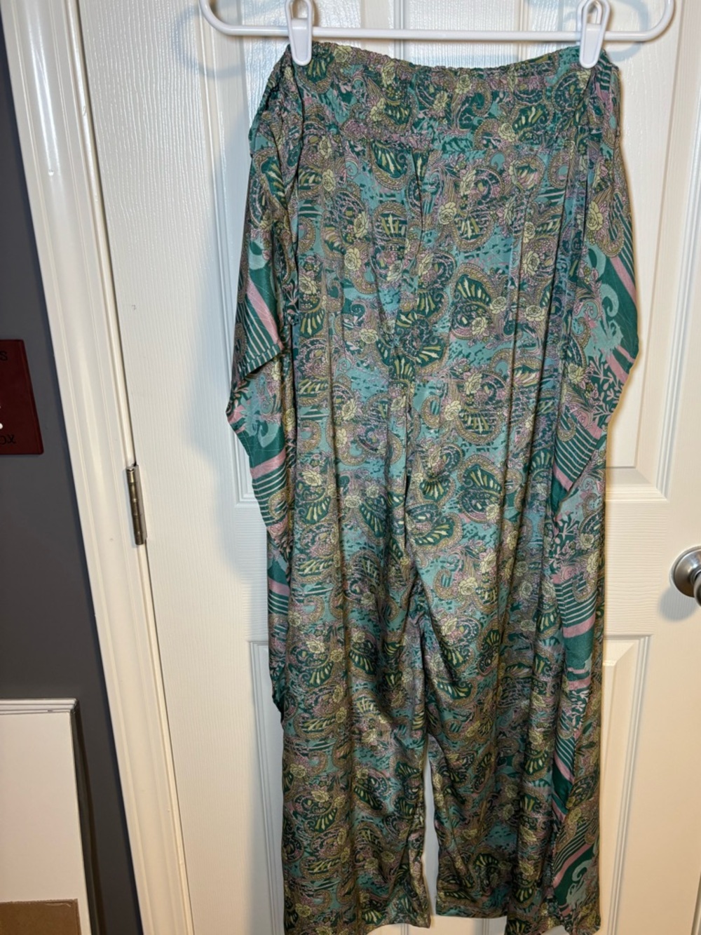 Earthbound multicoloured paisley print pants with elastic waistband. Size: L